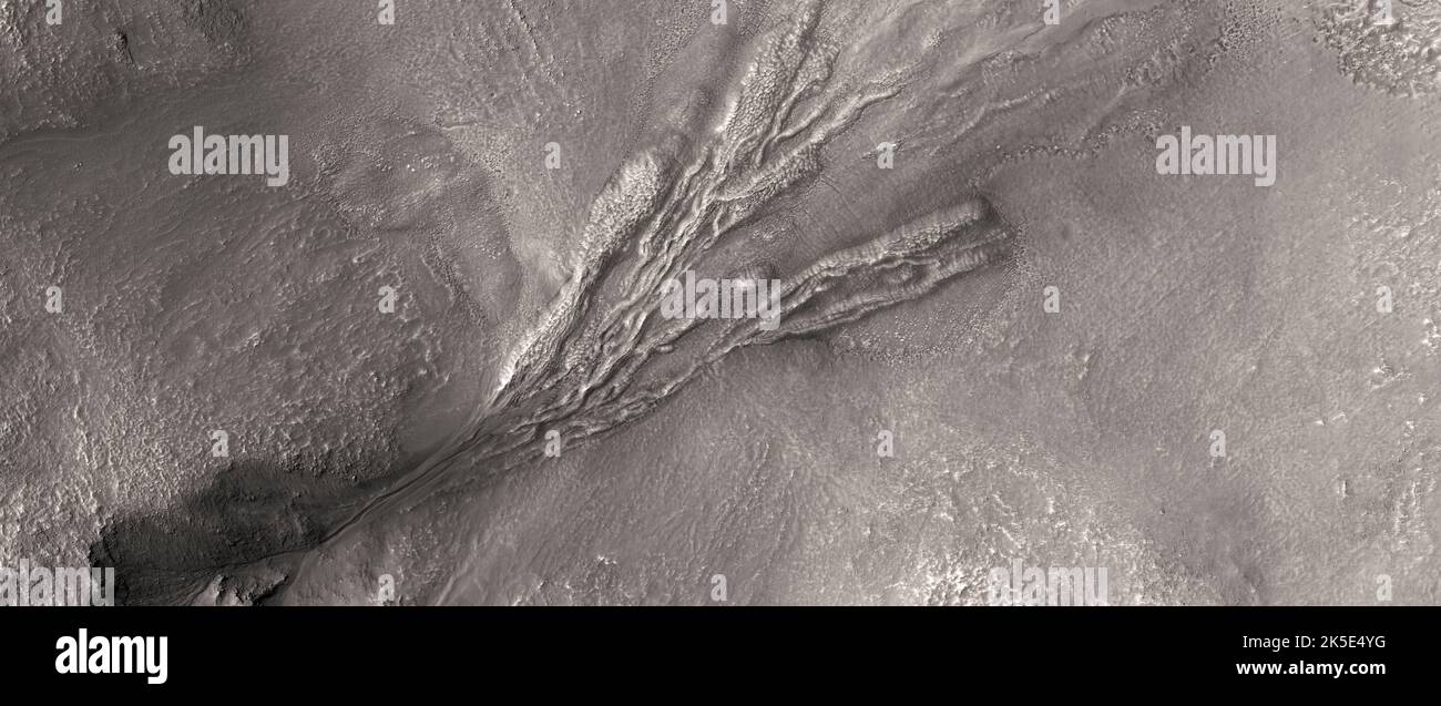 Marsatlandschaft. Dieses HiRISE-Bild zeigt Landformen auf der Oberfläche des Mars. Klare Rinnen. Die Bilder zeigen Gelände mit einer Länge von weniger als 5 km (3 Meilen); aufgenommen aus einer Höhenlage von 248 km (154 Meilen) über der Marsoberfläche. Eine einzigartige optimierte Version von NASA-Bildern. Quelle: NASA/JPL/UArizona Stockfoto