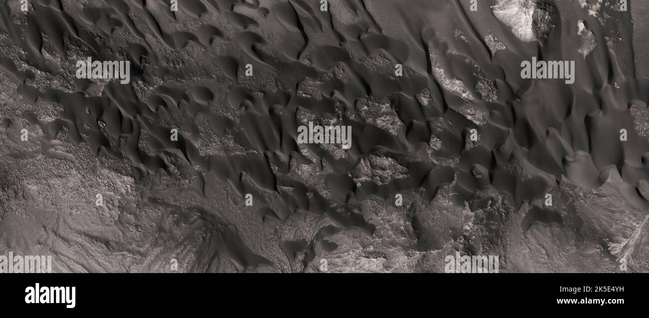 Marsatlandschaft. Dieses HiRISE-Bild zeigt Landformen auf der Oberfläche des Mars. Dünenfeld-Aktivität im Krater von Bonestell. Eine einzigartige optimierte Version von NASA-Bildern. Quelle: NASA/JPL/UArizona Stockfoto
