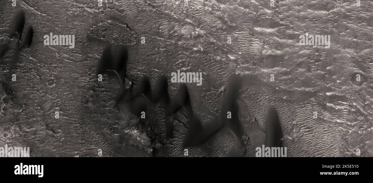 Marsatlandschaft. Dieses HiRISE-Bild zeigt die Dünen von Tyrrhena. TerraTyrrhena liegt nordöstlich des massiven Einschlagsbeckens Hellas. In unserem Bild gibt es zwei Arten von Dünenbildung: Stern und Barchan. Während barchanische Dünen mit Windbögen ausgestattet sind, die die Richtung des Windes anzeigen, ergeben sich Sterndünen aus mehreren Windrichtungen.das Bild ist weniger als 5 km (3 mi) weit entfernt. Eine einzigartige optimierte Version von NASA-Bildern. Quelle: NASA/JPL/UArizona Stockfoto