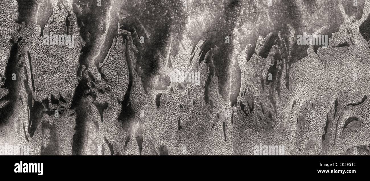 Marsatlandschaft. Dieses HiRISE-Bild zeigt Landformen auf der Oberfläche des Mars. Dünen auf dem Boden des Katoomba Kraters, Mars. Das Bild zeigt ein Gelände von 5 km (3 Meilen), das aus einer Höhe von 247,7 km (154,0 Meilen) über der Oberfläche aufgenommen wurde, und Norden ist ungefähr unten. Eine einzigartige optimierte Version von NASA-Bildern. Quelle: NASA/JPL/UArizona Stockfoto