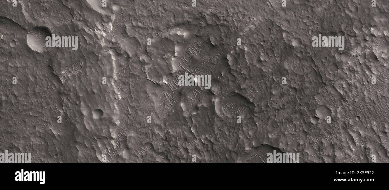 Marsatlandschaft. Dieses HiRISE-Bild zeigt Landformen auf der Oberfläche des Mars. Aluminiumhydroxid auf einem Kraterboden in der Region Sirenum ist das Aluminiumhydroxid (auch bekannt als mineralische Gibbsite) mit dem CRISM-Instrument (einem Spektrometer) sichtbar. Aufgenommen von 259 km über der Oberfläche; Gelände weniger als 5 km von oben nach unten; Norden ist rechts. Eine einzigartige optimierte Version von NASA-Bildern. Quelle: NASA/JPL/UArizona Stockfoto