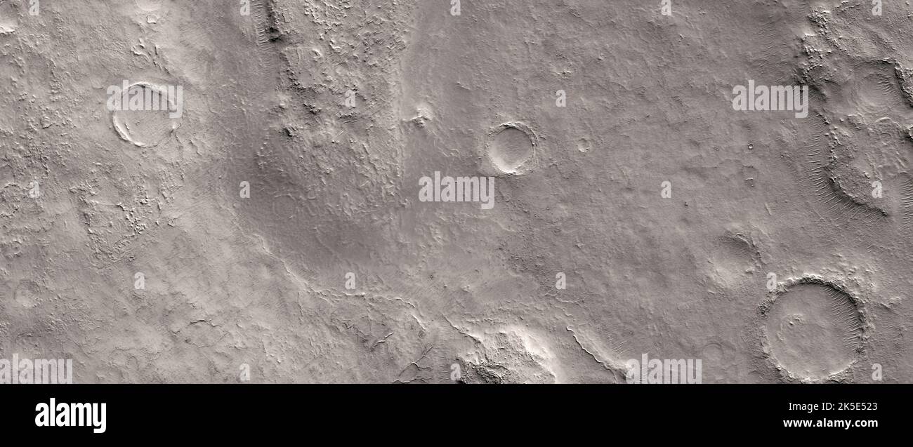 Marsatlandschaft. Dieses HiRISE-Bild zeigt erodän-Oberflächenmerkmale in Arabia Terra, Mars. Der Bereich zeigt eine Reihe trapezförmiger und dreieckiger Oberflächenmerkmale, die sich von der Umgebung zu unterscheiden scheinen. Die Merkmale mögen erodierte Einschlagskrater sein, aber ihre Nähe und Ausrichtung zueinander deutet eher auf eine andere geologische Erklärung hin. (Norden liegt auf der rechten Seite.) Eine einzigartige optimierte Version von NASA-Bildern. Quelle: NASA/JPL/UArizona Stockfoto