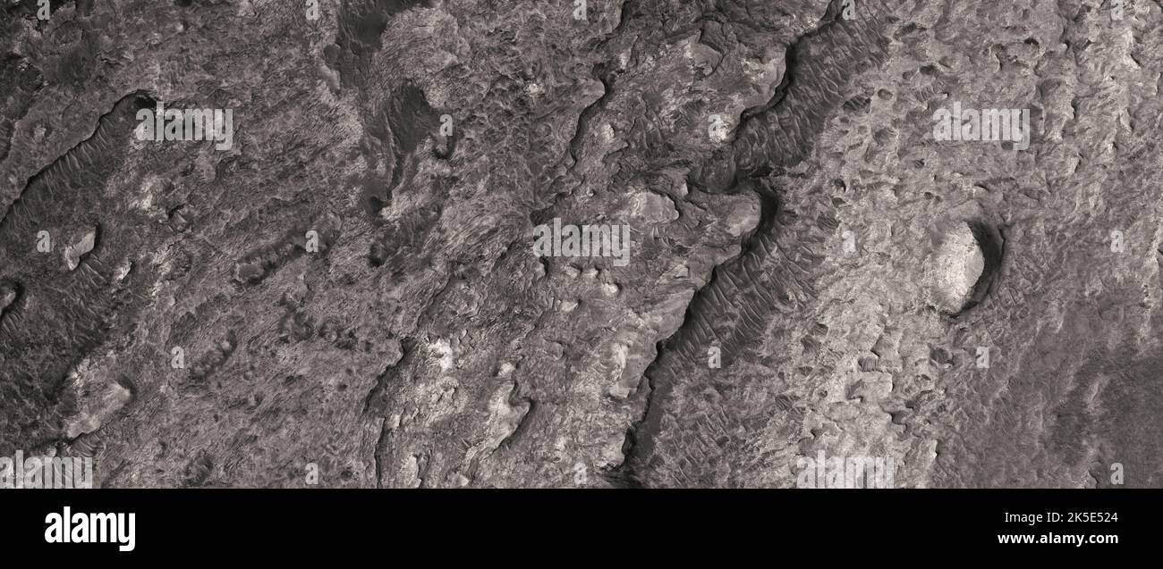 Marsatlandschaft. Dieses HiRISE-Bild zeigt Landformen auf der Oberfläche des Mars. Eine geschichtete Lagerstätte in einem Krater in der Region Arabien. NASA/JPL/University of Arizona (299 km über der Oberfläche, weniger als 5 km über der Oberfläche) Eine einzigartige optimierte Version von NASA-Bildern. Quelle: NASA/JPL/UArizona Stockfoto
