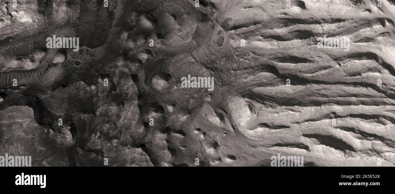 Marsatlandschaft. Dieses HiRISE-Bild zeigt Landformen auf der Oberfläche des Mars. Geschichtete Felsen in Western Arabia Terra Diese Region kann aquumusstaubliches Gestein haben, obwohl der größte Teil der Oberfläche jetzt staubbedeckt ist. Aufnahme aus 295 km über der Oberfläche. Die Szene ist weniger als 5 km entfernt. Eine einzigartige optimierte Version von NASA-Bildern. Quelle: NASA/JPL/UArizona Stockfoto