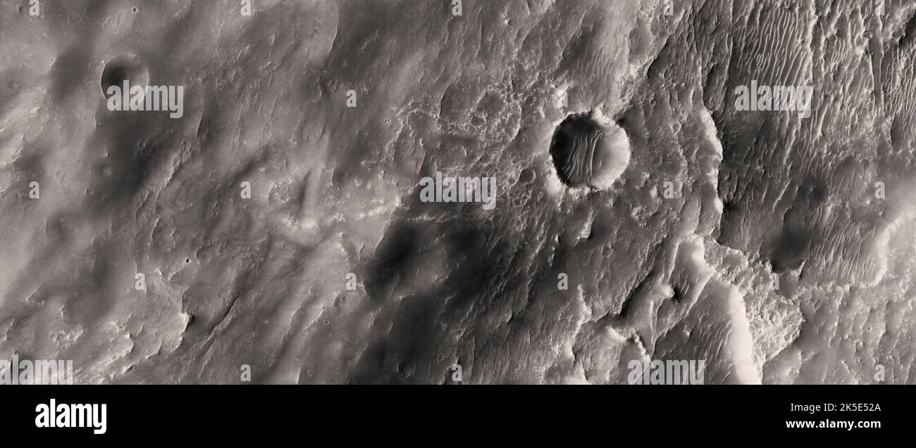 Marsatlandschaft. Dieses HiRISE-Bild zeigt Landformen auf der Oberfläche des Mars. Mögliche hydrierte Mineralien zwischen Scylla Scopulus und Charybdis Scopulus. Scylla Scopulus ist eine Böschung, die sich gegenüber dem Charybdis Scopulus befindet und sich gegenüber verläuft. Bild taken255 km über der Oberfläche; das dargestellte Gelände ist weniger als 5 km lang. Eine einzigartige optimierte Version von NASA-Bildern. Quelle: NASA/JPL/UArizona Stockfoto