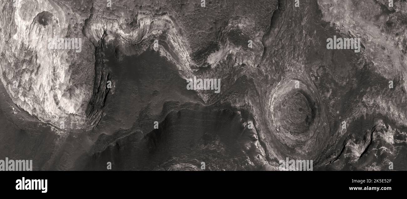 Marsatlandschaft. Dieses HiRISE-Bild zeigt Landformen auf der Oberfläche des Mars. Exposition von geschichteten Ablagerungen am Ende der Bank im Terby-Krater. (263 km über der Oberfläche, weniger als 5 km Durchmesser) Eine einzigartige optimierte Version der NASA-Bilder. Quelle: NASA/JPL/UArizona Stockfoto