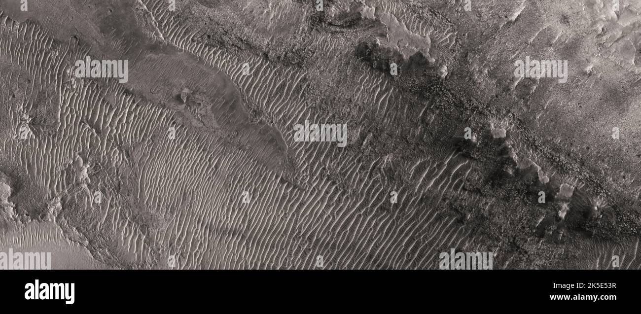 Marsatlandschaft. Dieses HiRISE-Bild zeigt Landformen auf der Oberfläche des Mars. An der Grenze der Noachischen Epoche Olivenkreides Terrain die Noachische Periode liegt vor rund 4 Milliarden Jahren. Aufgenommen aus 284 km über der Oberfläche; weniger als 5 km Durchmesser. Eine einzigartige optimierte Version von NASA-Bildern. Quelle: NASA/JPL/UArizona Stockfoto