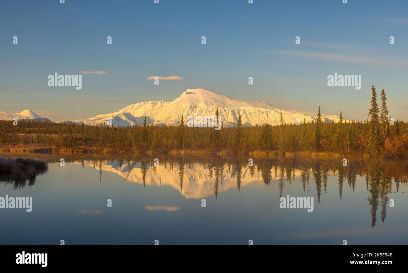 Sonnenaufgang auf Mt. Sanford und Rock Lake in Wrangell-St. Elias National Park im Landesinneren von Alaska. Stockfoto
