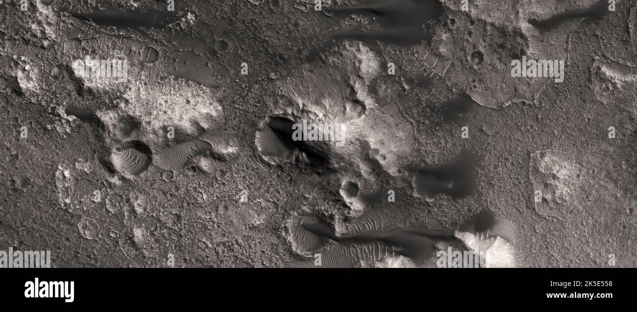 Marsatlandschaft. Dieses HiRISE-Bild zeigt Landformen auf der Oberfläche des Mars. Grundsteinexpositionen auf einem Krater im Nordwesten von Terra Cimmeria. Aufnahme aus 264 km über der Oberfläche; Gelände hier weniger als 5km von oben nach unten; Norden ist rechts. Eine einzigartige optimierte Version von NASA-Bildern. Quelle: NASA/JPL/UArizona Stockfoto