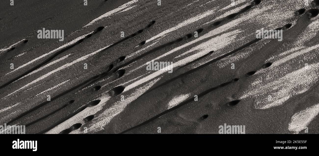 Marsatlandschaft. Dieses HiRISE-Bild zeigt Landformen auf der Oberfläche des Mars. Lineare Dunes. Aufnahme aus 322 km über der Oberfläche; Gelände weniger als 1 km von oben nach unten; Norden ist etwa links. Eine einzigartige optimierte Version von NASA-Bildern. Quelle: NASA/JPL/UArizona Stockfoto