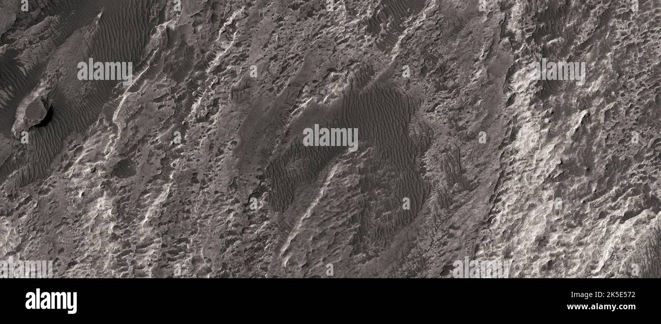 Marsatlandschaft. Dieses HiRISE-Bild zeigt Landformen auf der Oberfläche des Mars. Mögliches Gipsreiches Gelände in der Iani Chaos Region (269 km über der Oberfläche, weniger als 5 km Durchmesser). Eine einzigartige optimierte Version von NASA-Bildern. Quelle: NASA/JPL/UArizona Stockfoto