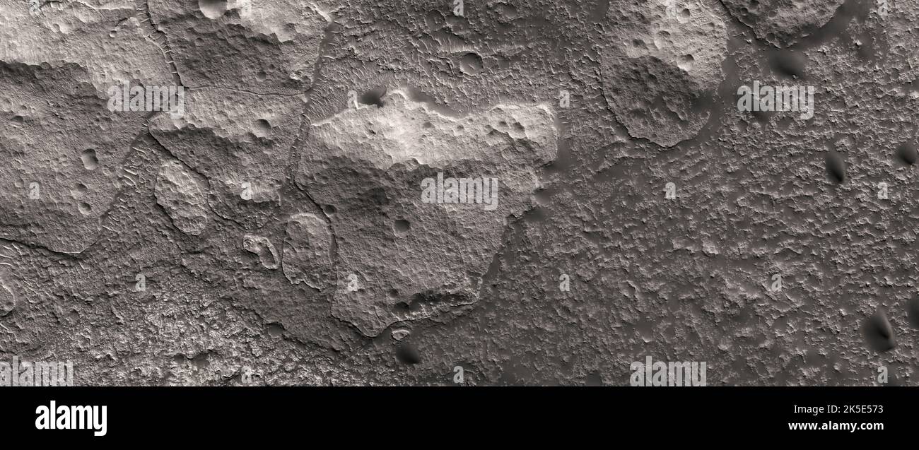 Marsatlandschaft. Dieses HiRISE-Bild zeigt Landformen auf der Oberfläche des Mars. Boden eines degradierten Kraters in Terra Cimmeria Terra Cimmeria ist ein Teil der stark zerkraterten südlichen Hochlandregion des Planeten. Der Spirit Rover landete in der Nähe des Gebiets. Das Wort 'Cimmerium' stammt von einem alten thrakischen Seefahrerkvolk. (256 km über der Oberfläche, weniger als 5 km von oben nach unten und Norden ist auf der rechten Seite.) Eine einzigartige optimierte Version von NASA-Bildern. Quelle: NASA/JPL/UArizona Stockfoto