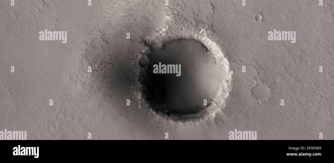 Marsatlandschaft. Dieses HiRISE-Bild zeigt Landformen auf der Oberfläche des Mars. Dieser (meist) einsame Krater hat viele Dünenwellen in sich und befindet sich in einem Gebiet mit möglicherweise olivinreichem Gelände. NASA/JPL/University of Arizona (267 km über der Oberfläche, weniger als 5 km Durchmesser) Eine einzigartige optimierte Version von NASA-Bildern. Quelle: NASA/JPL/UArizona Stockfoto