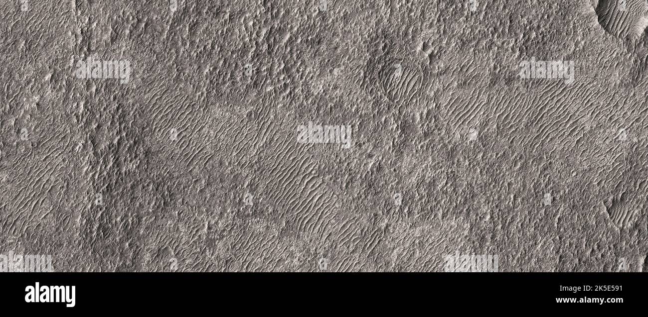 Marsatlandschaft. Dieses HiRISE-Bild zeigt Landformen auf der Oberfläche des Mars. Dieses Bild befindet sich in Noachis Terra, einer ausgedehnten südlichen Landmasse westlich des Hellas-Einschlagsbeckens. (258 km über der Oberfläche, weniger als 5 km Durchmesser.) Eine einzigartige optimierte Version von NASA-Bildern. Quelle: NASA/JPL/UArizona Stockfoto