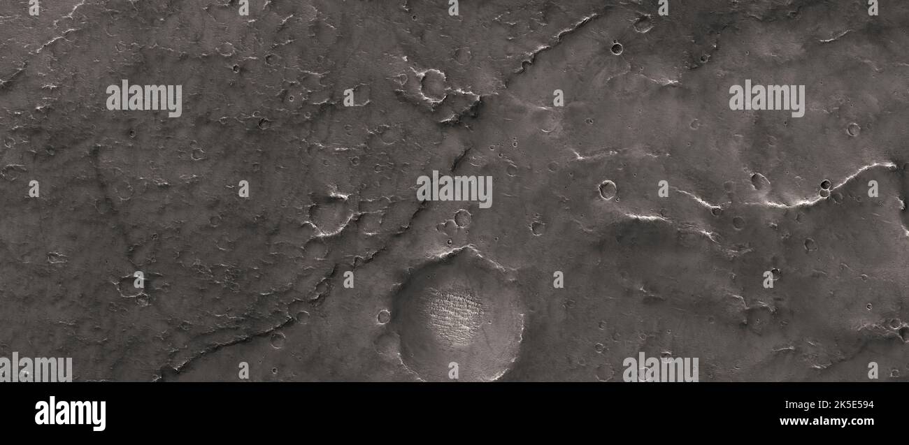 Marsatlandschaft. Dieses HiRISE-Bild zeigt Landformen auf der Oberfläche des Mars. Interkrater-Gelände in Ophir Planum das Ophir Planum-Hochplateau trennt zwei separate Canyon-Systeme im Valles Marineris-Komplex. Aufnahme aus 260 km über der Oberfläche. Die Szene ist 5 km entfernt. Eine einzigartige optimierte Version von NASA-Bildern. Quelle: NASA/JPL/UArizona Stockfoto