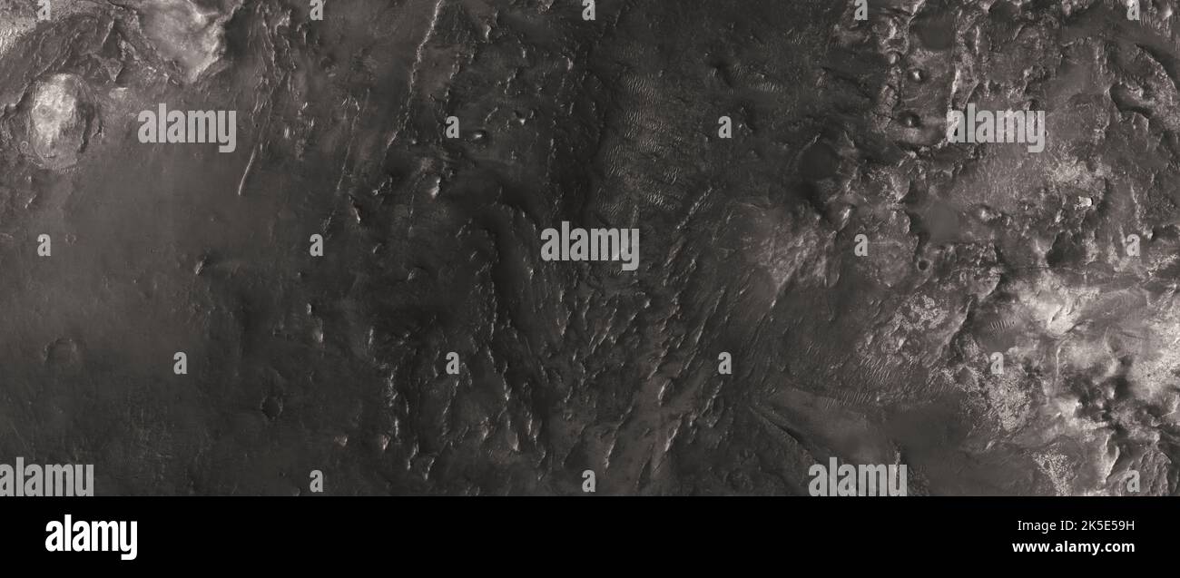 Marsatlandschaft. Dieses HiRISE-Bild zeigt Landformen auf der Oberfläche des Mars. Mögliches karbonatreiches Gelände im nordöstlichen Syrtis-Region-Becken NASA/JPL/University of Arizona (279 km über der Oberfläche, weniger als 5 km über der Oberfläche). Eine einzigartige optimierte Version von NASA-Bildern. Quelle: NASA/JPL/UArizona Stockfoto