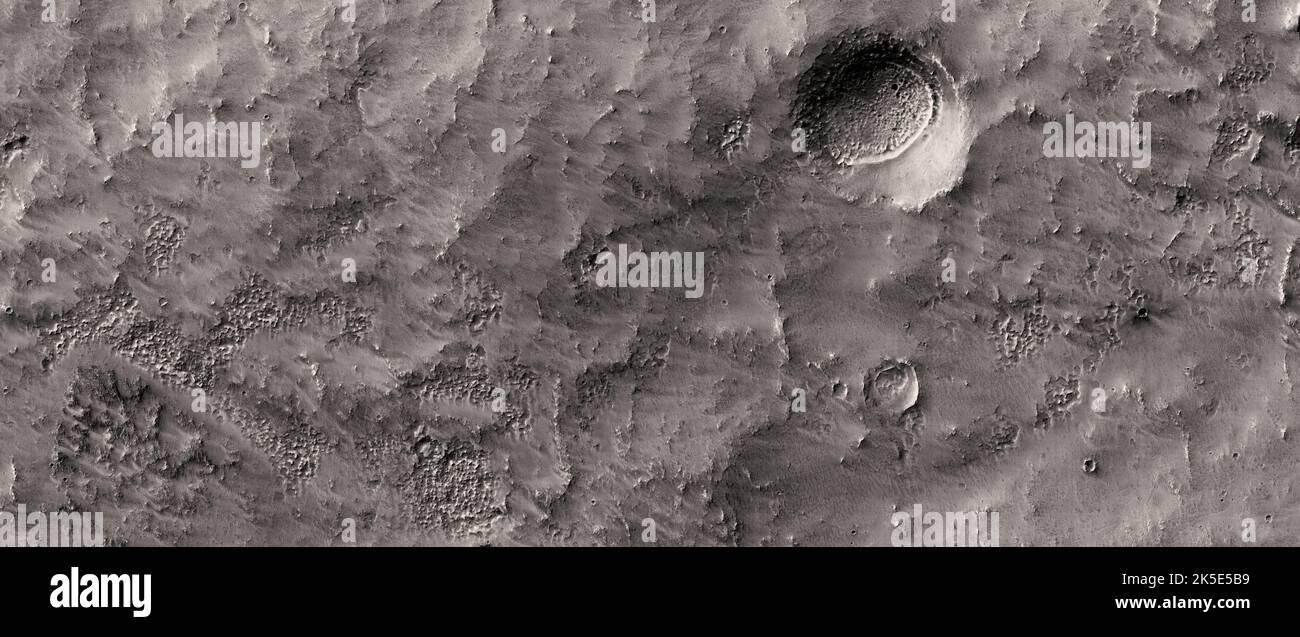 Marsatlandschaft. Dieses HiRISE-Bild zeigt Landformen auf der Oberfläche des Mars. Probe des Geländes in den südlichen mittleren Breiten Dieses Gebiet kann eisbedingte Morphologien enthalten. Aufnahme aus 251 km über der Oberfläche; Gelände mit weniger als 5 km Durchmesser. Eine einzigartige optimierte Version von NASA-Bildern. Quelle: NASA/JPL/UArizona Stockfoto