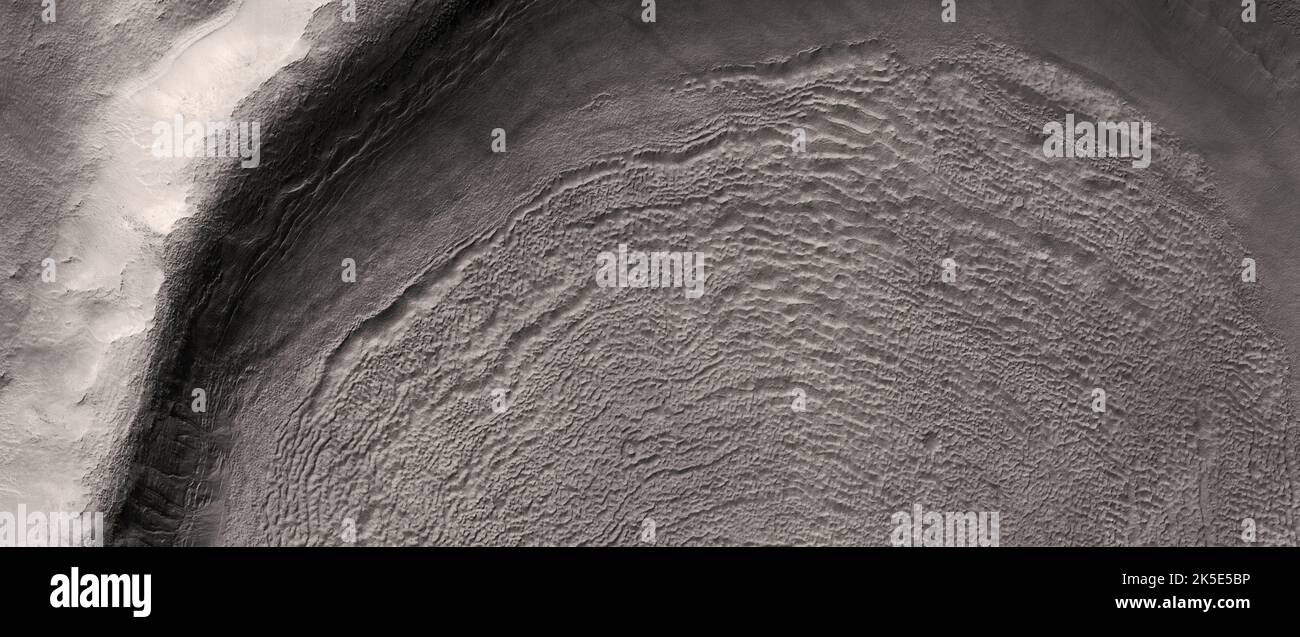 Marsatlandschaft. Dieses HiRISE-Bild zeigt Landformen auf der Oberfläche des Mars. Rinnen und Spalten wie sind diese besonderen Kanäle und Ablagerungen in diesem Krater? Sein erodierter Rand sagt uns, dass er extrem alt ist und im Laufe der Zeit mit Sediment gefüllt wurde. Aufnahme aus 279 km über der Oberfläche; das abgebildete Gelände ist 5 km lang. Eine einzigartige optimierte Version von NASA-Bildern. Quelle: NASA/JPL/UArizona Stockfoto
