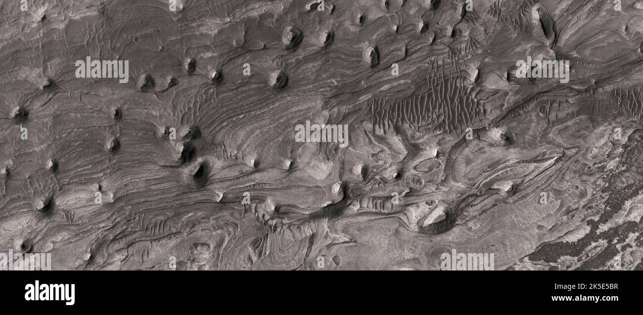 Marsatlandschaft. Dieses HiRISE-Bild zeigt Landformen auf der Oberfläche des Mars. Knöpfe in West Candor Chasma. Sind diese möglichen Frühlingshügel oder Verflüssigungsstrukturen (d.h. sie widerstehen Erosion in einer feuchten Umgebung)? Aufnahme aus 264 km über der Oberfläche; Gelände mit weniger als 5 km Durchmesser) Eine einzigartige optimierte Version der NASA-Aufnahmen. Quelle: NASA/JPL/UArizona Stockfoto