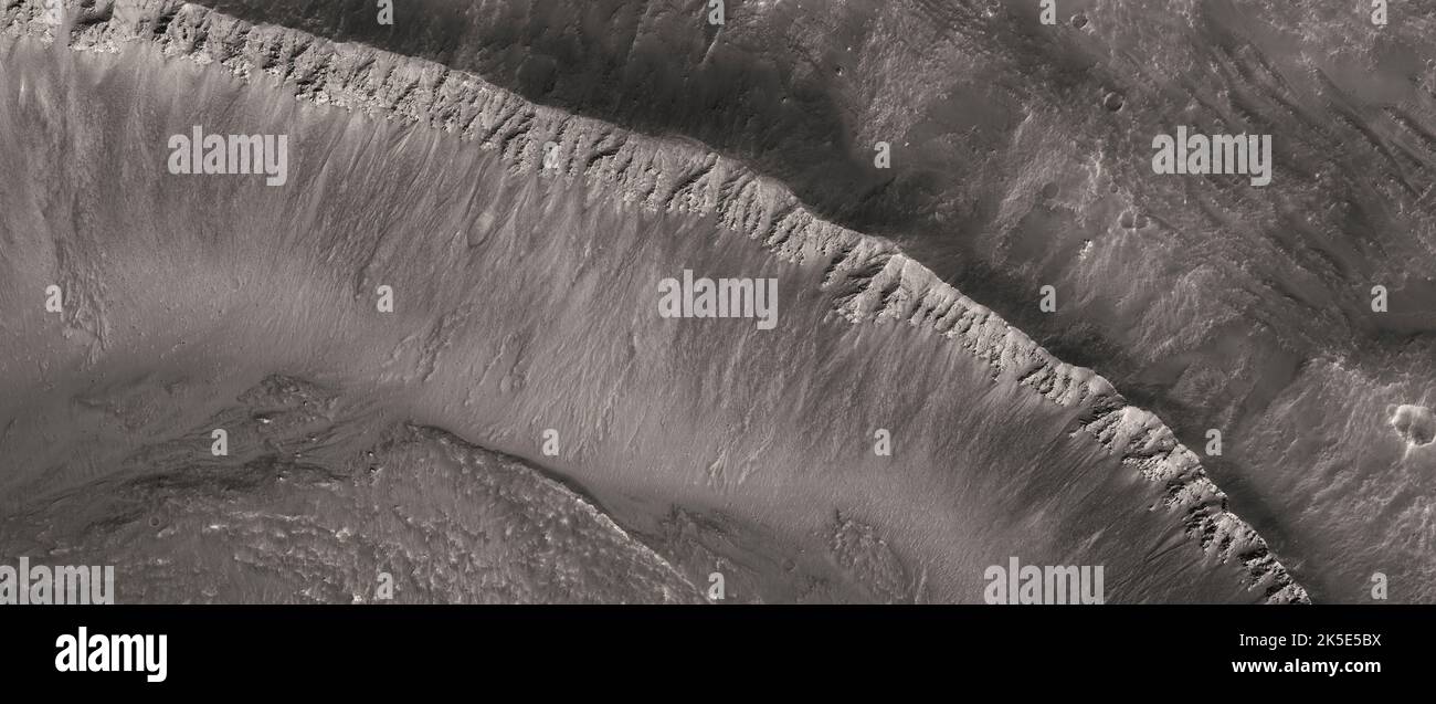 Marsatlandschaft. Dieses HiRISE-Bild zeigt Landformen auf der Oberfläche des Mars. Acidalia Region Slope Monitoring. Einige der am besten dokumentierten wiederkehrenden Hanglinien sind hier aufgetreten, daher beobachten wir weiterhin mögliche Änderungen und vergleichen sie mit früheren Bildern. Aufnahme 301 km über der Oberfläche; Gelände weniger tham 5 km von oben nach unten; Norden ist links. Eine einzigartige optimierte Version von NASA-Bildern. Quelle: NASA/JPL/UArizona Stockfoto