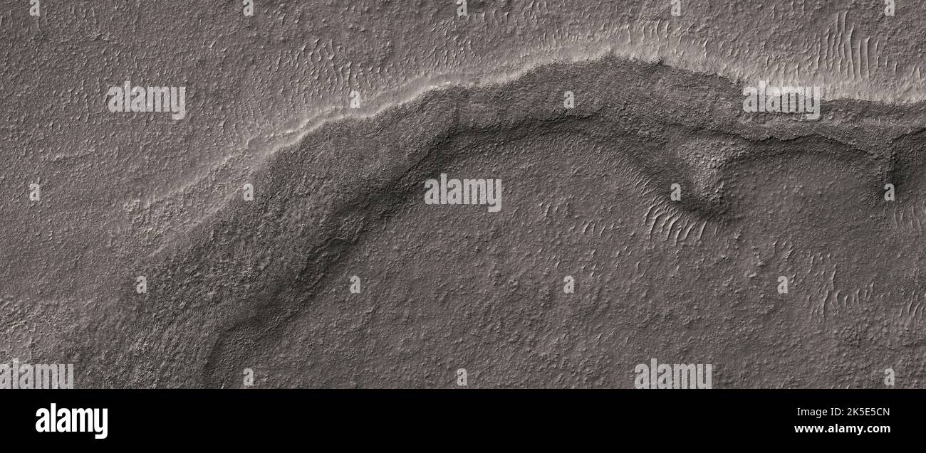 Marsatlandschaft. Dieses HiRISE-Bild zeigt Landformen auf der Oberfläche des Mars. Ein erhöhter gewundener Grat. Durch welchen Prozess könnte dies entstanden sein? Fluvial, glazial oder vielleicht vulkanisch? Aufnahme f251 km über der Oberfläche; Gelände mit weniger als 5 km Durchmesser. Eine einzigartige optimierte Version von NASA-Bildern. Quelle: NASA/JPL/UArizonarom Stockfoto