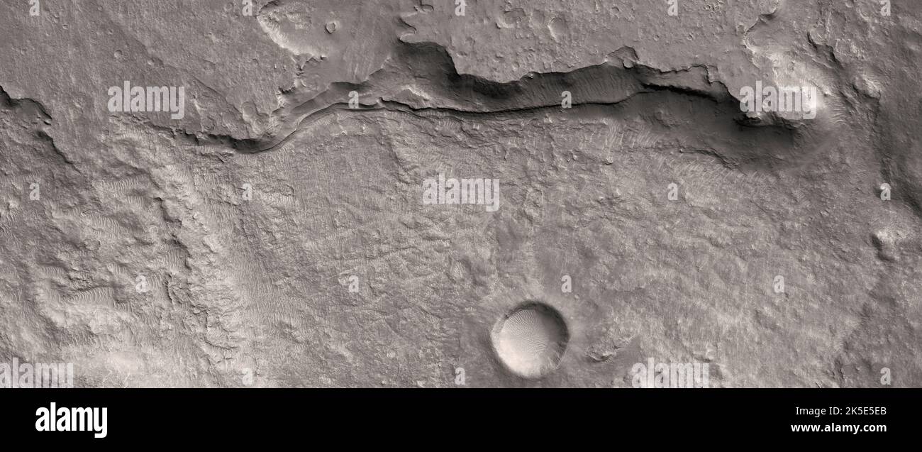 Marsatlandschaft. Dieses HiRISE-Bild zeigt Landformen auf der Oberfläche des Mars. Exponierte Schichten westlich des Kraters Gale, aufgenommen von 270 km über der Oberfläche; weniger als 5 km von oben nach unten; Norden ist rechts. Eine einzigartige optimierte Version von NASA-Bildern. Quelle: NASA/JPL/UArizona Stockfoto