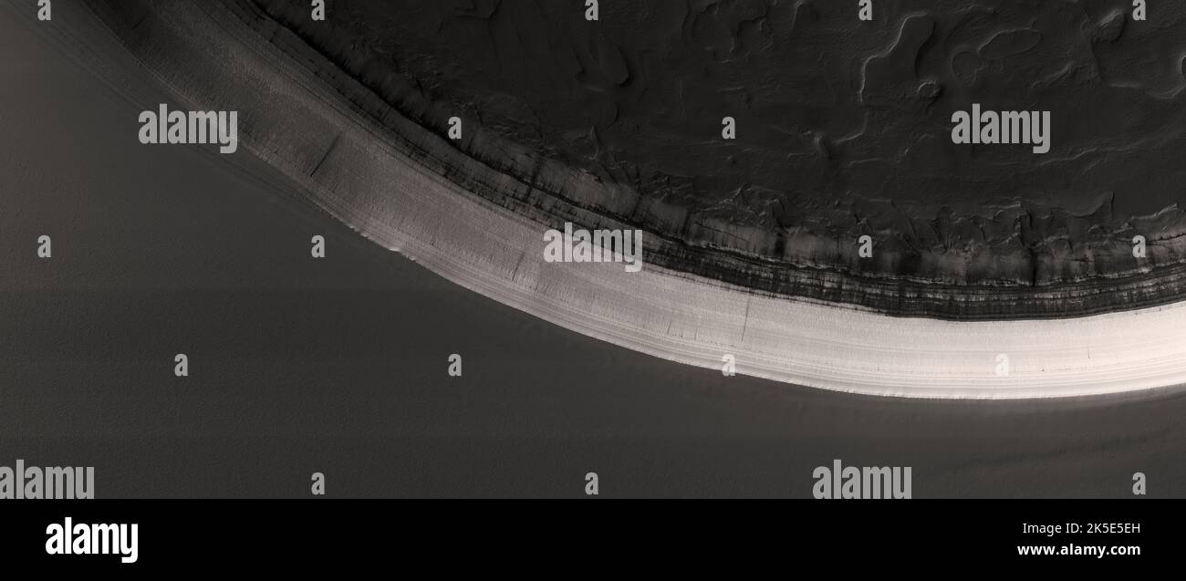 Marsatlandschaft. Dieses HiRISE-Bild zeigt Landformen auf der Oberfläche des Mars. Dies ist Teil eines steilen Schabs innerhalb der geschichteten Lagerstätten der Nordpolare. Solche Schropfen haben das Potenzial für aktive Lawinen. Aufnahme aus 319 km über der Oberfläche; Gelände weniger als 10 km von links nach rechts. Eine einzigartige optimierte Version von NASA-Bildern. Quelle: NASA/JPL/UArizona Stockfoto