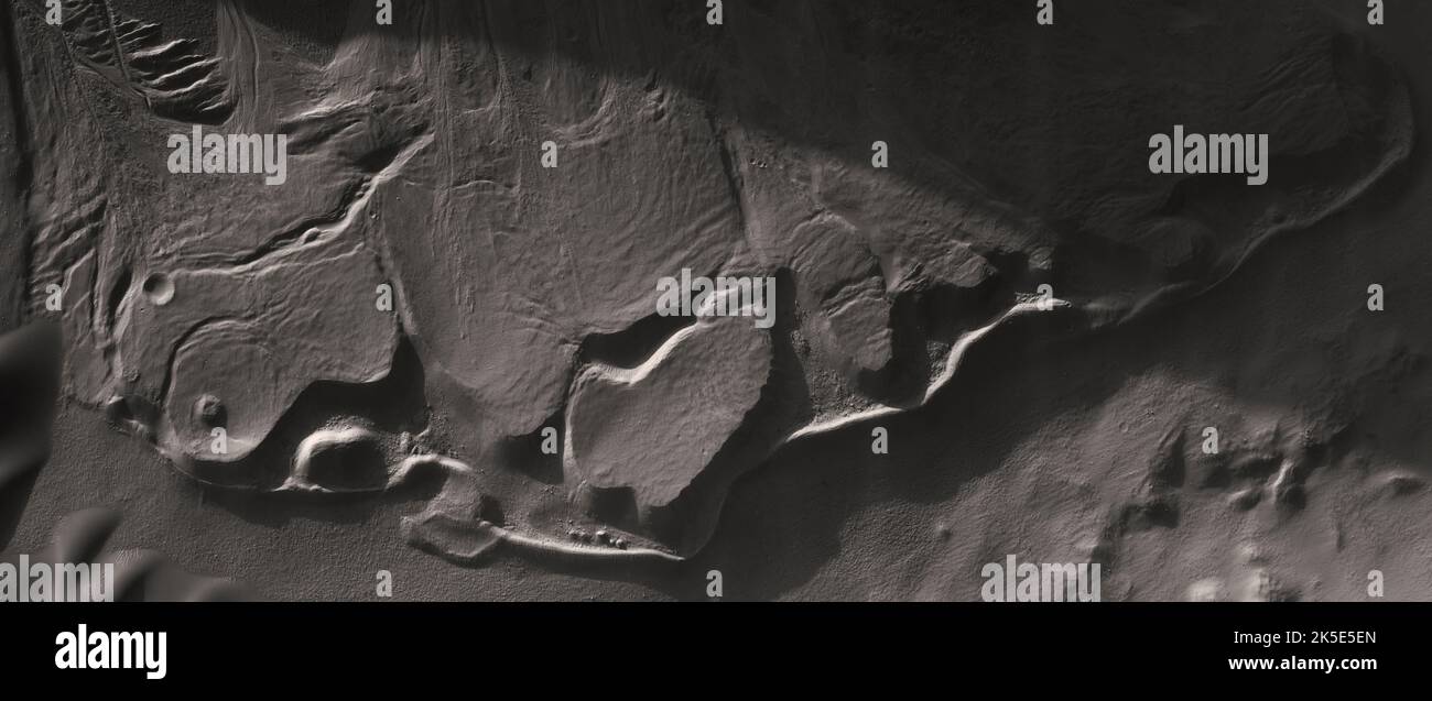Marsatlandschaft. Dieses HiRISE-Bild zeigt Landformen auf der Oberfläche des Mars. Suchen nach zähflüssiger Strömung welche Art von Strömung? Höchstwahrscheinlich uralte Gletscherprozesse. Aufgenommen aus 254 km über der Oberfläche; Gelände mit weniger als 5 km Durchmesser. Eine einzigartige optimierte Version von NASA-Bildern. Quelle: NASA/JPL/UArizona Stockfoto