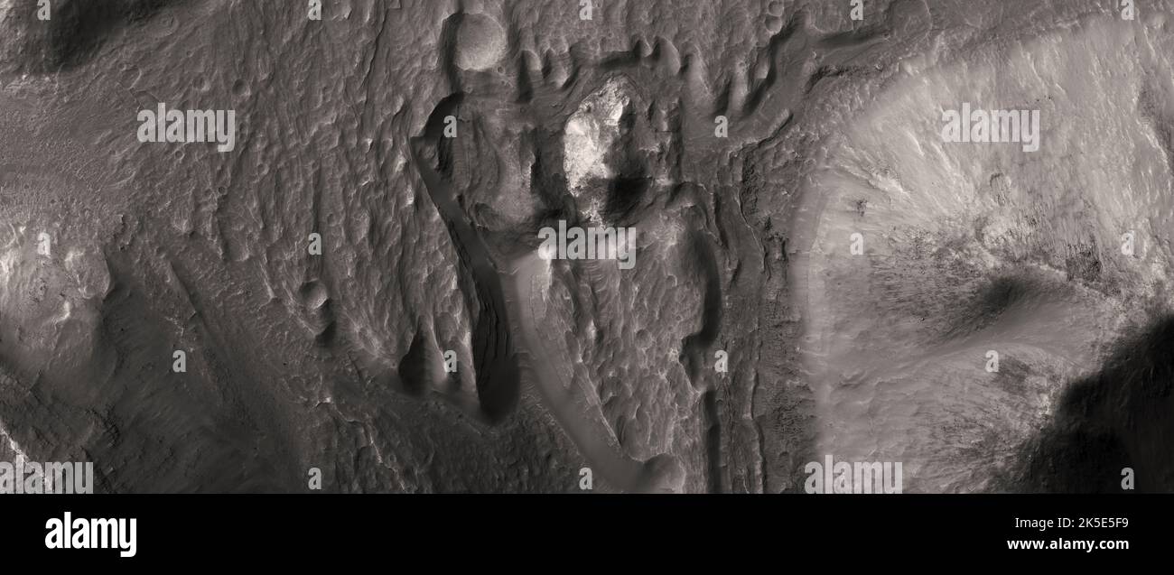 Marsatlandschaft. Dieses HiRISE-Bild zeigt Landformen auf der Oberfläche des Mars. Chaos-Gelände. Das Chaosgelände auf dem Mars ist unverwechselbar; nichts auf der Erde ist damit vergleichbar. Chaos Terrain besteht im Allgemeinen aus unregelmäßigen Gruppen von großen Blöcken, einige zehn Kilometer breit und hundert oder mehr Meter hoch. Die gekippten und flach gedeckten Blöcke bilden hunderte Meter tiefe Vertiefungen. Eine einzigartige optimierte Version von NASA-Bildern. Quelle: NASA/JPL/UArizona Stockfoto