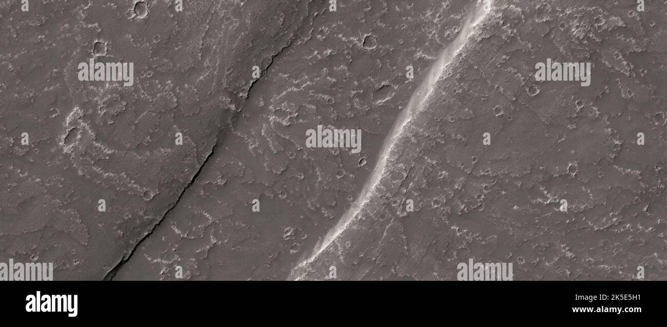 Marsatlandschaft. Dieses HiRISE-Bild zeigt Landformen auf der Oberfläche des Mars. Dies ist ein jugendlich erscheinender Bruchscharp südlich von Arsia Mons, der ebenfalls von der Context Camera an Bord der MRO aufgenommen wurde. Unsere Entschließung kann uns helfen festzustellen, ob die Schroppen tatsächlich (geologisch) frisch sind oder vielleicht einfach nur von windgetriebenem Sediment begraben sind. Eine einzigartige optimierte Version von NASA-Bildern. Quelle: NASA/JPL/UArizona Stockfoto