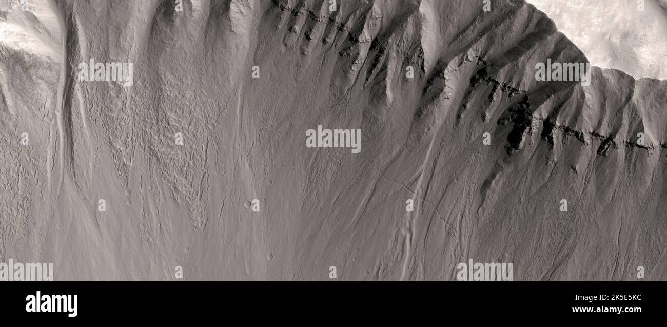 Marsatlandschaft. Dieses HiRISE-Bild zeigt Schluchten in den Wänden eines großen Einschlagskrater in Tempe Terra, Mars. Diese Gullies sehen ziemlich älter aus als andere Gullies, die von HiRISE anderswo auf dem Mars aufgenommen wurden. Nur radiometrische datierende Gesteinsproben konnten uns einen Hinweis auf das Alter geben, obwohl dieses Bild darauf hinweist, dass sie lange Zeit inaktiv waren. Die Wände dieser Schluchten haben sanfte, sanft aussehende Hänge, die mit den hohen und steilen Wänden jüngerer Schluchten kontrastieren. Das Bild ist weniger als 5 km (3 mi) über Eine einzigartige optimierte Version der NASA-Bilder. Quelle: NASA/JPL/UArizona Stockfoto