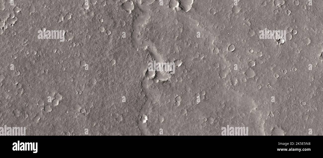 Marsatlandschaft. Dieses HiRISE-Bild zeigt Hinweise auf eine alte Küstenlinie im südlichen Isidis Planitia. Dieser areaÑknown als Deuteronilus-Kontakt der Isidis BasinÑhas wurde als mögliche uralte Küstenlinie interpretiert. Es gibt auch Vorschläge, dass dieser Kontakt vulkanischen Ursprungs ist. Das Bild zeigt Gelände mit einer Länge von weniger als 5 km (3 mi). Eine einzigartige optimierte Version von NASA-Bildern. Quelle: NASA/JPL/UArizona Stockfoto