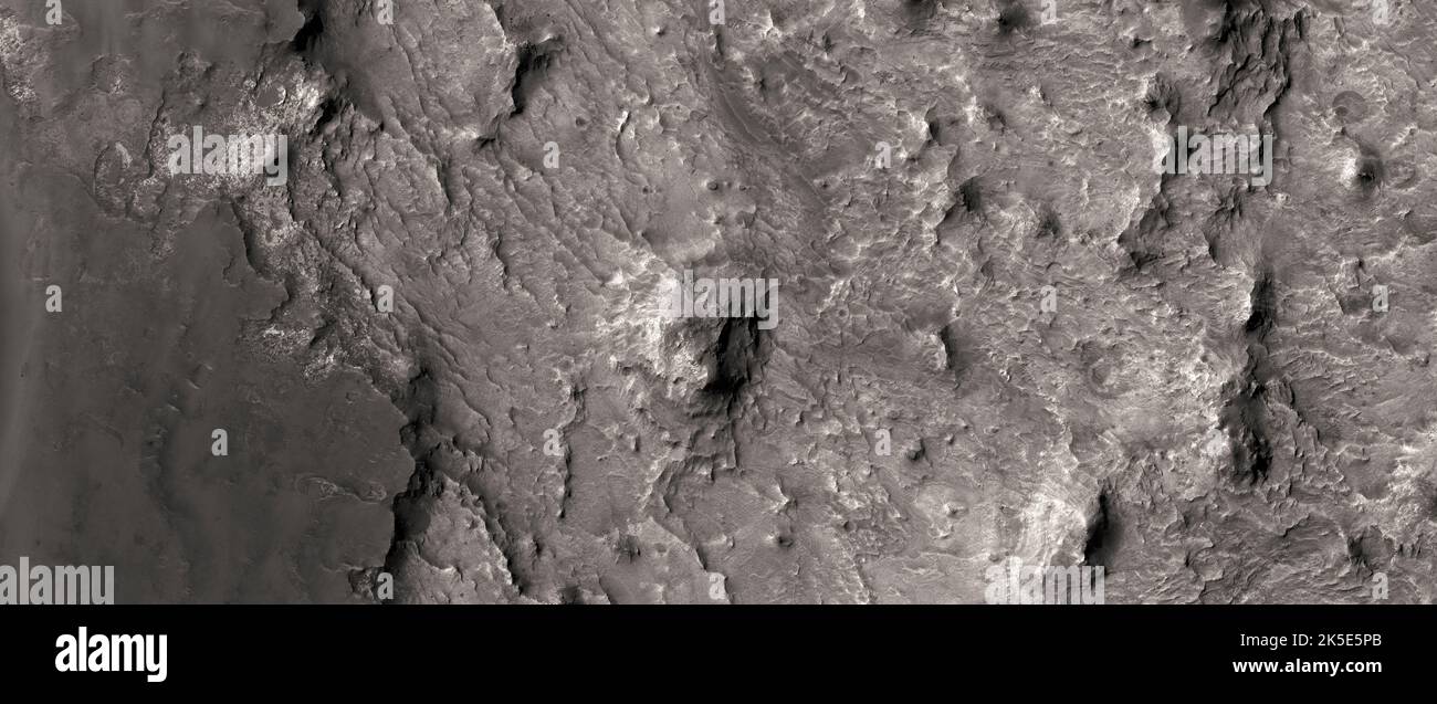 Marsatlandschaft. Dieses HiRISE-Bild zeigt Landformen auf der Oberfläche des Mars. Libyen-Montes sind ein Hochland auf dem Mars, das durch den riesigen Einschlag, der das Isidis-Becken im Norden schuf, gebildet wurde. In diesem Gebiet befinden sich einige der ältesten Felsen auf der Marsoberfläche. Das Gelände wurde anschließend durch eine Reihe verschiedener Prozesse, einschließlich Fluvialaktivität, Winderosion und anderer Einschlagskraterungen, verändert. Das Bild zeigt Gelände mit weniger als 5km Durchmesser. Eine einzigartige optimierte Version von NASA-Bildern. Quelle: NASA/JPL/UArizona Stockfoto