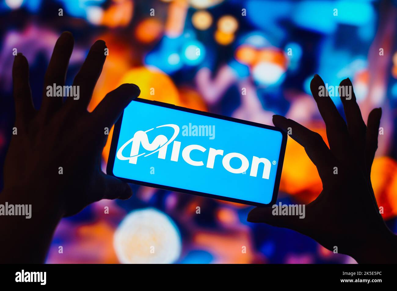 In dieser Abbildung wird das Logo von Micron Technology, Inc. Auf einem Smartphone-Bildschirm angezeigt. Stockfoto