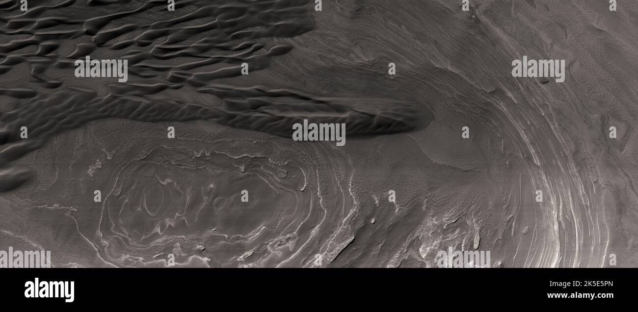 Marsatlandschaft. Dieses HiRISE-Bild zeigt Landformen auf der Oberfläche des Mars. Die Wissenschaftler nahmen dieses Bild als Nachuntersuchung zu früheren Bildern auf, um jüngste Erdrutschaktivitäten zu erkennen. Diese Klippe ist auch als „Basalscharp“ bekannt und gehört zu den nordpolaren Schichtenlagerstätten. Das Bild zeigt Gelände 10-13km in Längsrichtung. Eine einzigartige optimierte Version von NASA-Bildern. Quelle: NASA/JPL/UArizona Stockfoto
