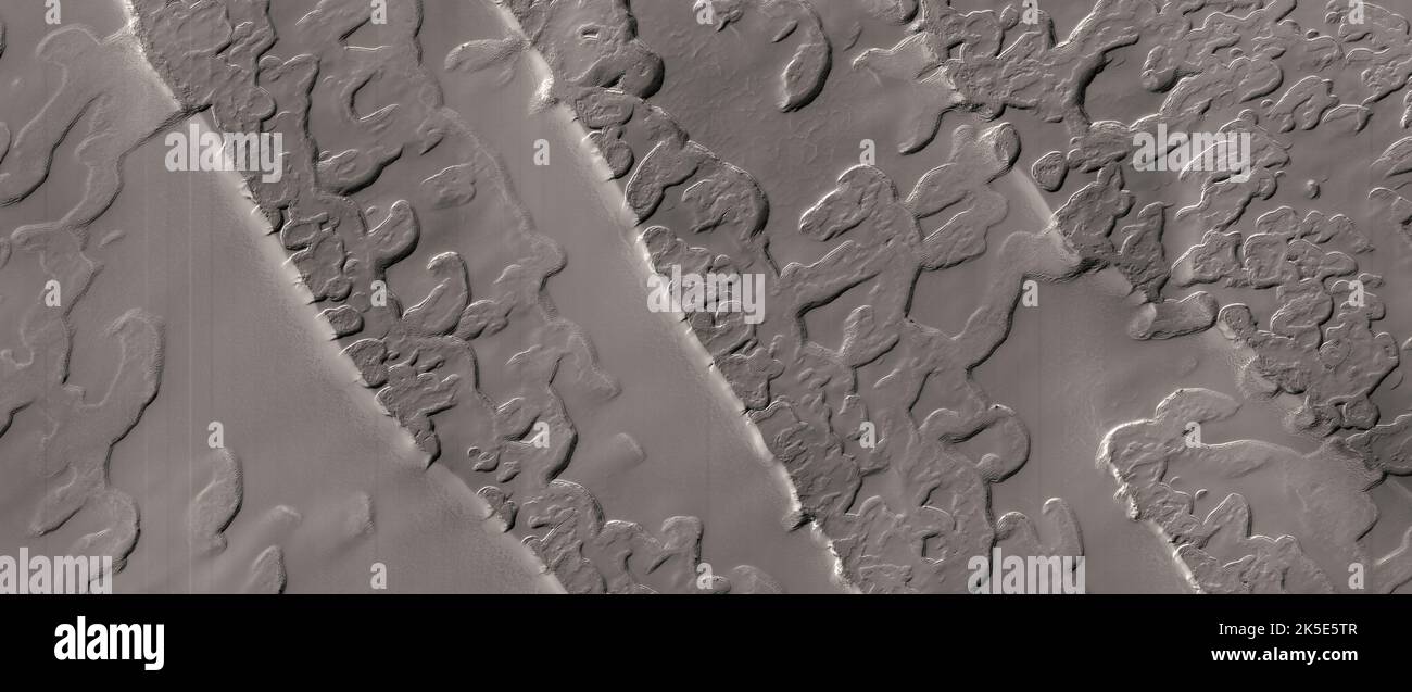 Marsatlandschaft. Dieses HiRISE-Bild der Marsoberfläche zeigt Landformen, die NASA-Wissenschaftler als "Schweizer Käse" bezeichnen.Es scheint eine Überlappung dieser Merkmale durch dicke Kohlendioxidlappen zu geben. Eine einzigartige optimierte Version von NASA-Bildern. Quelle: NASA/JPL/UArizona Stockfoto