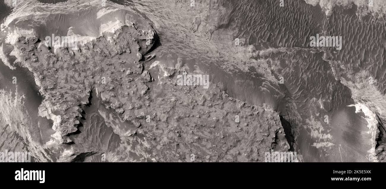 Marsatlandschaft. Dieses HiRISE-Bild zeigt Schichten in Arabia Terra, Mars. Mit Hilfe von Stereopaaren ist es möglich, die Dicke der Ablagerungen aus diesem Bild und seinem Gegenstück zu bestimmen. Eine einzigartige optimierte Version von NASA-Bildern. Quelle: NASA/JPL/UArizona Stockfoto