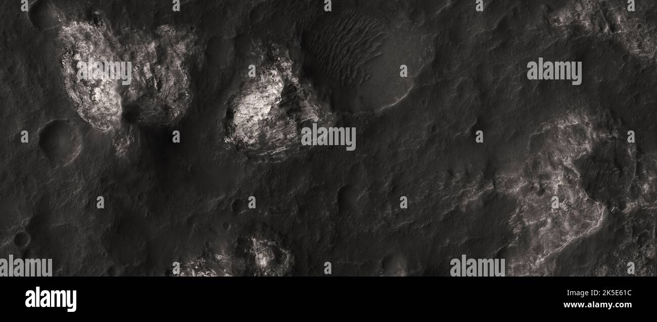 Marsatlandschaft. Dieses HiRISE-Bild zeigt helle Ausbisse in Ariadnes Colles, Mars. Ariadnes Colles ist ein Gebiet etwa 180 mal 160 km (112 mal 99 Meilen). Es könnte in dieser Region an einem Punkt in der alten Vergangenheit fließendes Wasser gegeben haben.Dieses Bild zeigt Gelände, das sich weniger als 5 km (3 Meilen) erstreckt. Eine einzigartige optimierte Version von NASA-Bildern. Quelle: NASA/JPL/UArizona Stockfoto