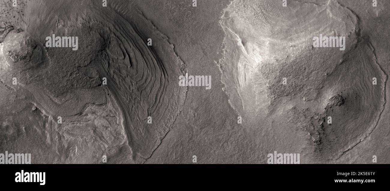 Marsatlandschaft. Dieses HiRISE-Bild zeigt Schichten in einem Hügel in Hellas Planitia, Mars. Das Ziel dieser Beobachtung war es, eine große Gruppe von Schichten zu untersuchen, die in einem Hügel exponiert wurden. Dieses Bild zeigt ein Gelände von weniger als 5 km (3 mi) und wurde 260 km (162 mi) von der Oberfläche des Mars entfernt aufgenommen. Eine einzigartige optimierte Version von NASA-Bildern. Quelle: NASA/JPL/UArizona Stockfoto