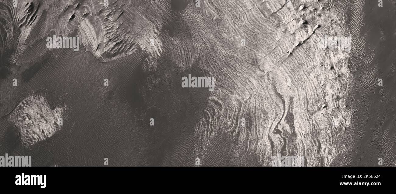 Marsatlandschaft. Dieses HiRISE-Bild zeigt Schichten in Candor Mensa, Mars.Candor Mensa ist ein breites Hochplateau aus dicht gestapelten Sedimentgesteinen in Candor Chasma, einem Teil der riesigen Täler von Valles Marineris. In diesem Bereich könnten Eisenoxid und Sulfate vorhanden sein. Eine einzigartige optimierte Version von NASA-Bildern. Quelle: NASA/JPL/UArizona Stockfoto