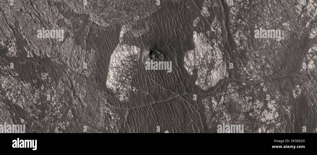 Marsatlandschaft. Dieses HiRISE-Bild zeigt Landformen auf der Oberfläche des Mars. Die Mars Orbiter Camera und ein einzelnes HiRISE-Bild zeigen hier einige sehr interessante, lichtdurchflutet gezeigte Felsen und schmale Grate. Einer der Gründe für diese Beobachtung war, nach Fugen und Schichtungen zu suchen. Das Bild zeigt Gelände mit einer Länge von weniger als 5 km (3 mi). Eine einzigartige optimierte Version von NASA-Bildern. Quelle: NASA/JPL/UArizona Stockfoto