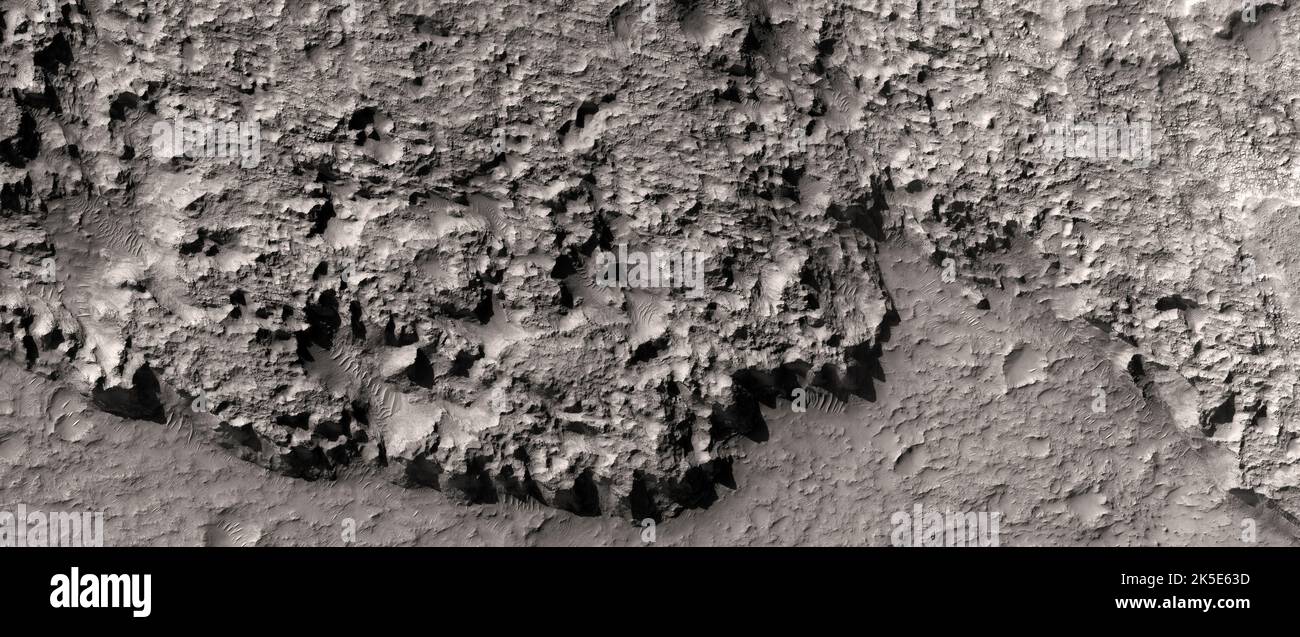 Mars.Dieses Gebiet wird als "exhumiertes Gelände" bezeichnet, und Spuren von Eisen- und Magnesiumphyllosilikaten mit möglichen hydrothermalen Ursprüngen wurden hier vom CRISM-Instrument auf dem Mars Reconnaissance Orbiter nachgewiesen. Dieses Bild kann dabei helfen, die stratigraphische Umgebung dieser Mineralien zu charakterisieren. Das Bild zeigt Gelände mit einer Länge von weniger als 5 km. Eine einzigartige optimierte Version von NASA-Bildern. Quelle: NASA/JPL/UArizona Stockfoto