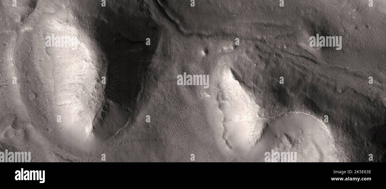 Marsatlandschaft. Dieses HiRISE-Bild zeigt Mesas in der Cydonia-Region, Mars.Cydonia ist seit langem sowohl von wissenschaftlichem als auch von populärem Interesse. Der Name leitet sich vom Altgriechischen ab, einer historischen Polis auf Kreta. Hätte es in der Antike Meeresbeete in dieser Region geben können? Eine einzigartige optimierte Version von NASA-Bildern. Quelle: NASA/JPL/UArizona Stockfoto