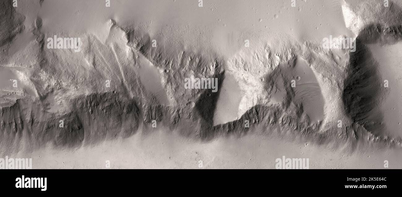Marsatlandschaft. Dieses HiRISE-Bild zeigt Landformen auf der Oberfläche des Mars. Ausbisse im Gelände östlich von Olympus Mons Dieses Bild hat vielleicht eine der besseren Rechtfertigungen, die wir in letzter Zeit gesehen haben: 'Interessanter Felsausbisse. Ich möchte einen genaueren Blick darauf werfen.“ Eine einzigartige optimierte Version von NASA-Bildern. Quelle: NASA/JPL/UArizona Stockfoto
