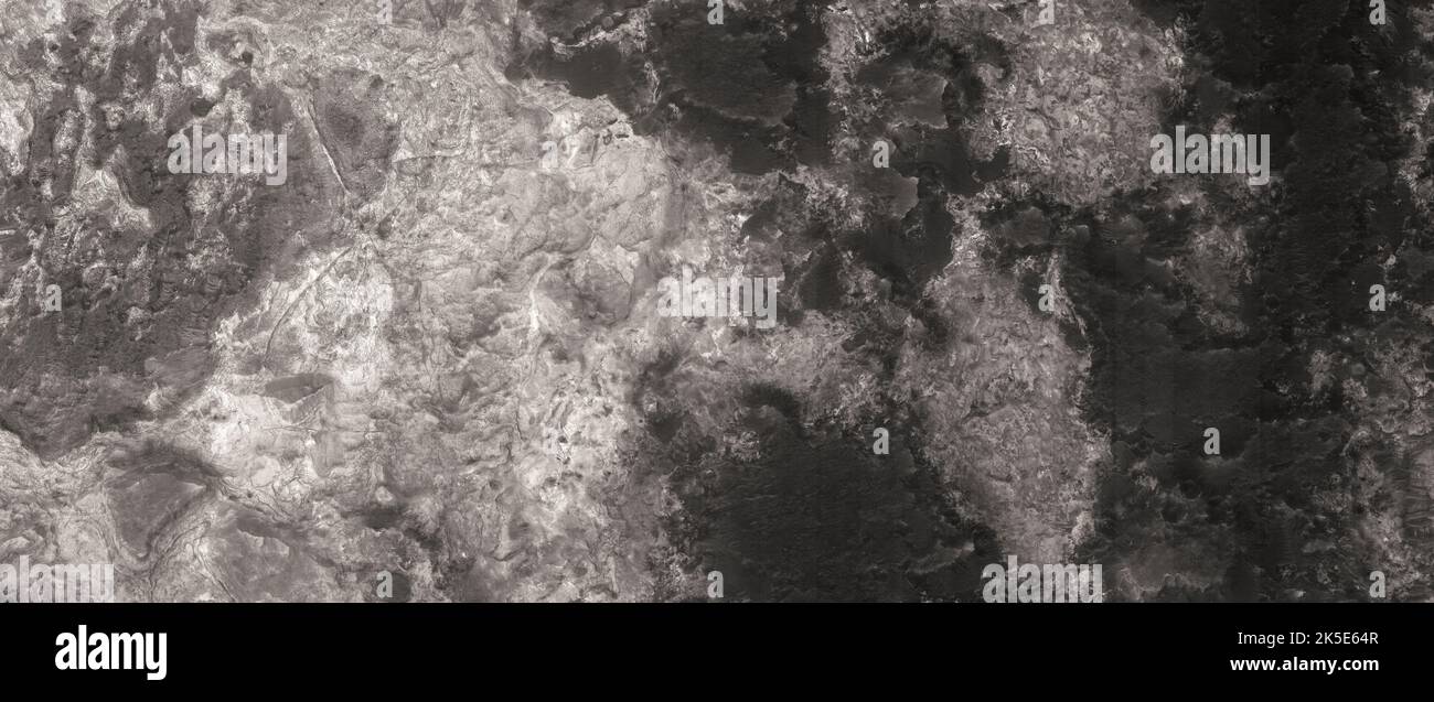 Marsatlandschaft. Dieses HiRISE-Bild zeigt Landformen im nördlichen Mawrth Vallis, mit einem möglichen Tonausbiss in der Nähe der nördlichen Kurve in einem Kanal. Mawrth Vallis ist ein Abflusskanal, der wahrscheinlich in der Antike durch Wasser gebildet wurde. Eine einzigartige optimierte Version von NASA-Bildern. Quelle: NASA/JPL/UArizona Stockfoto