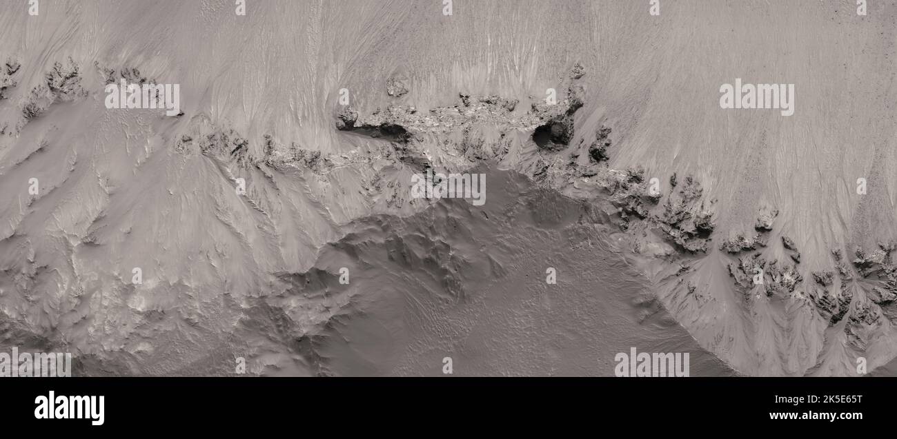 Marsatlandschaft. Dieses HiRISE-Bild zeigt Landformen mit möglichen Tonen am südwestlichen Rand des Hale Crater, Mars. Der Krater Hale, etwa 150 Kilometer im Durchmesser, ist ein Beispiel für einen schrägen Einschlagskrater und befindet sich in der Nähe des nördlichen Teils von Argye Plainitia. (Norden liegt auf der rechten Seite.) Eine einzigartige optimierte Version von NASA-Bildern. Quelle: NASA/JPL/UArizona Stockfoto