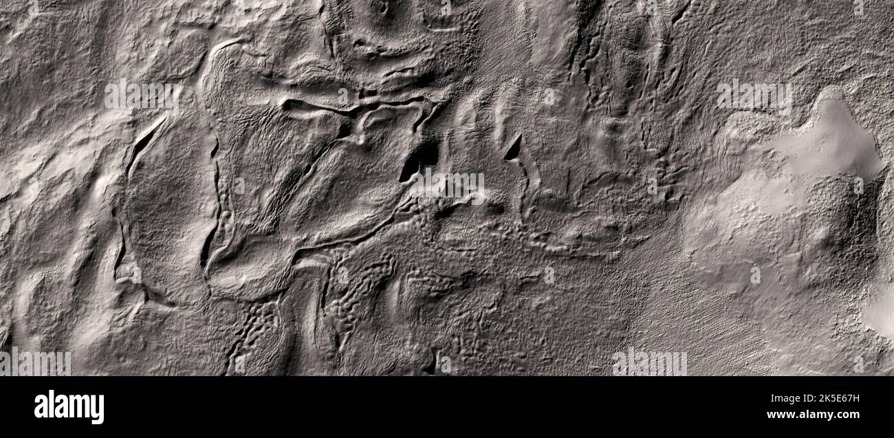 Marsatlandschaft. Dieses HiRISE-Bild zeigt Grate und Tröge in einem Krater nordöstlich des Eudoxus-Kraters, Mars.Ziel dieser Beobachtung ist es, die Beschaffenheit von Graten und Trögen zu bestimmen, die ausgehöhltes Gelände bilden. Einige der Grate scheinen sich oben aufzuspalten. In diesem Bild gibt es eine Vielzahl von Größen und Formen. Eine einzigartige optimierte Version von NASA-Bildern. Quelle: NASA/JPL/UArizona Stockfoto