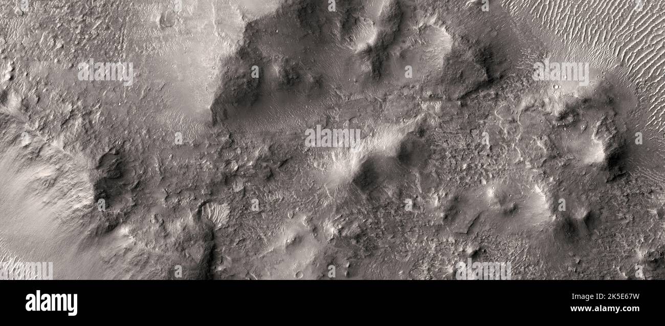 Marsatlandschaft. Dieses HiRISE-Bild zeigt felsige Mesas im westlichen Elysium Planitia. Es gibt eckige Mesas, die im nächtlichen Infrarot hell sind. Wie passt das in die interessante fluvial-tektonisch-vulkanische Geschichte dieser Regionen? Für die Gesteine: Welche Mineralien gibt es? Das Bild ist weniger als 5 km (3 mi) quer. Eine einzigartige optimierte Version von NASA-Bildern. Quelle: NASA/JPL/UArizona Stockfoto