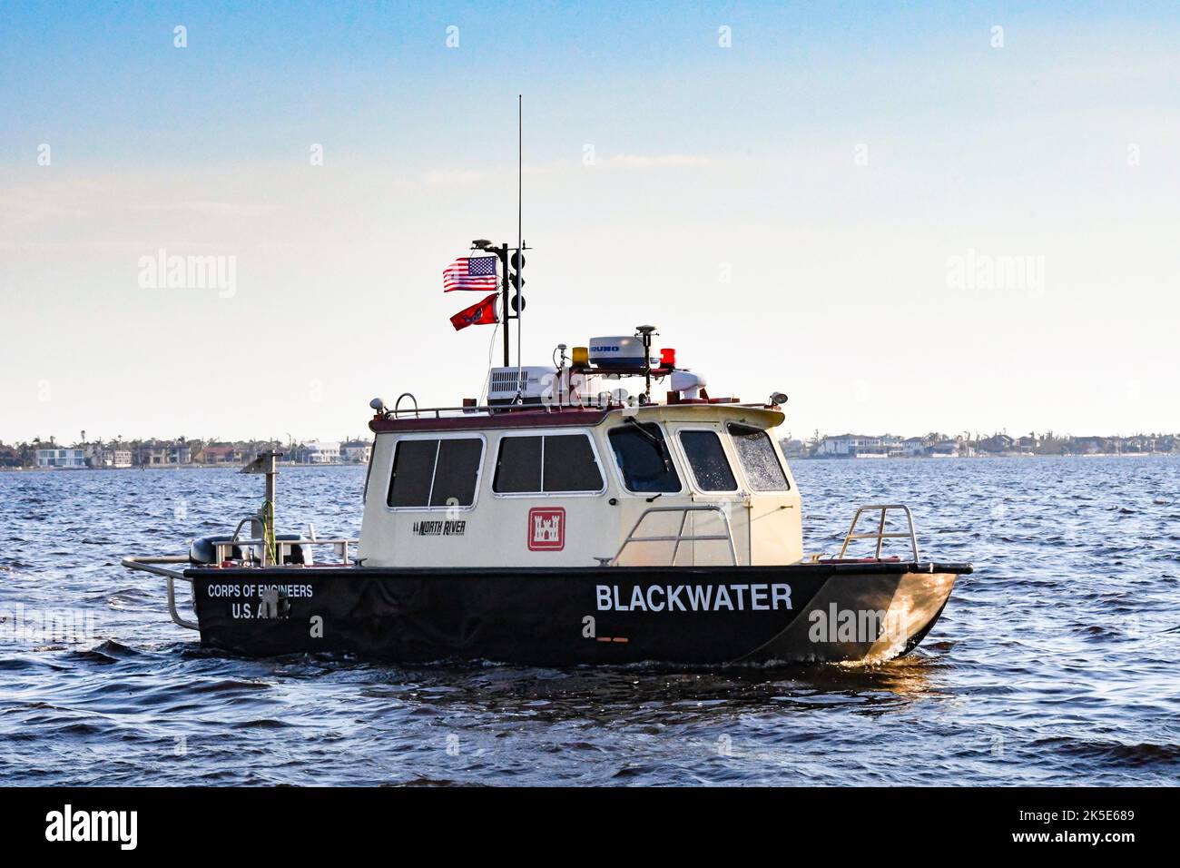 Das U.S. Army Corps of Engineers nutzt das Hydro-Vermessungsschiff „Blackwater“ auf dem Wasser in der Nähe von Fort Myers, Florida, um Schiffswege von Schutt und versunkenen Schiffen zu vermessung. 5. Oktober 2022 Das Schiff räumte den Weg für alle Fahrzeuge, bevor sie in den Hafen von Fort Myers einreisen konnten. Stockfoto