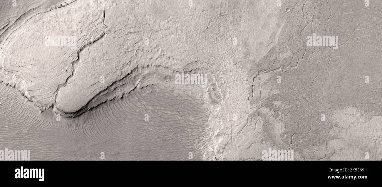 Marsatlandschaft. Dieses HiRISE-Bild zeigt Landformen auf der Oberfläche des Mars. Hanglagen auf hellen, geschichteten Ablagerungen. Diese Hänge könnten gute Kandidaten sein, um die sogenannten „Curring Slope lineae“ zu studieren, die dunkle Strömungen sind. Wir wissen nicht, ob es sich um Salzflüsse oder sandige Strömungen handelt. (Weniger als 5 km entfernt.) Eine einzigartige optimierte Version von NASA-Bildern. Quelle: NASA/JPL/UArizona Stockfoto